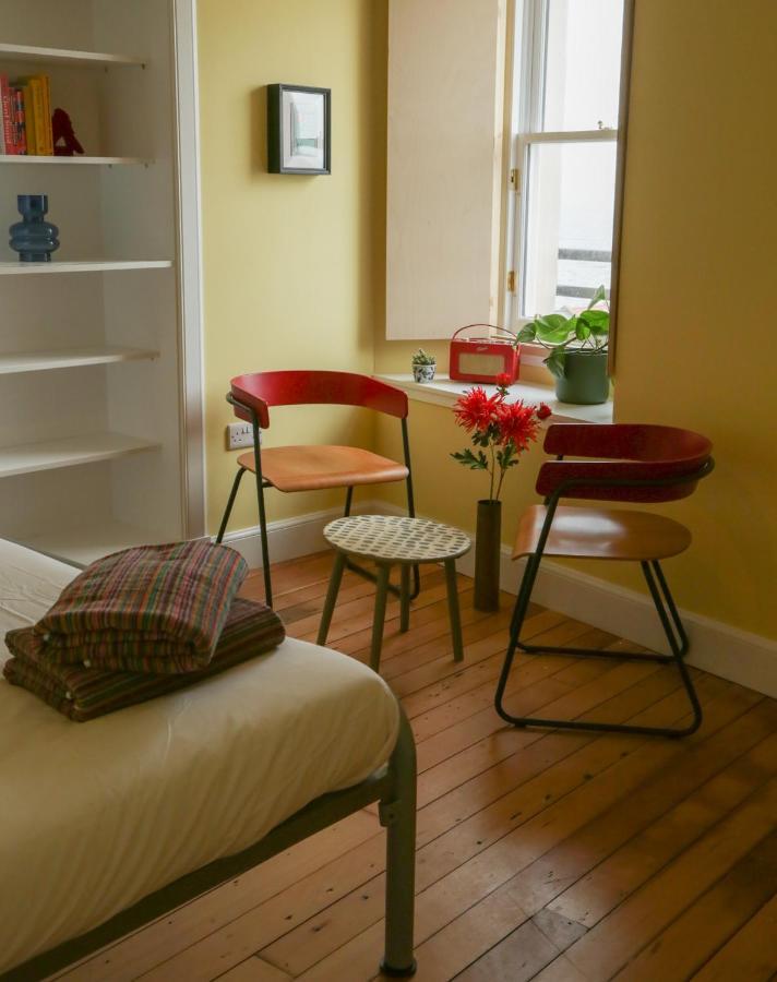 The Dolphin Inn Hostel Данбар Екстер'єр фото
